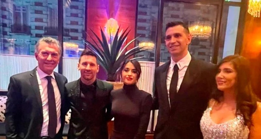 Mauricio Macri fue a París y compartió una foto con Lionel Messi y Dibu Martínez en la gala del premio The Best