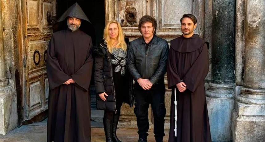 Antes de su reunión con el papa Francisco, Milei visitó la Iglesia del Santo Sepulcro y prendió velas