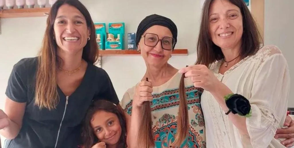 Un grupo de mujeres de Venado Tuerto confeccionan pelucas solidarias para ayudar a quienes transitan el cáncer