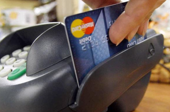 Ya se puede pagar en dólares con tarjeta de débito y QR