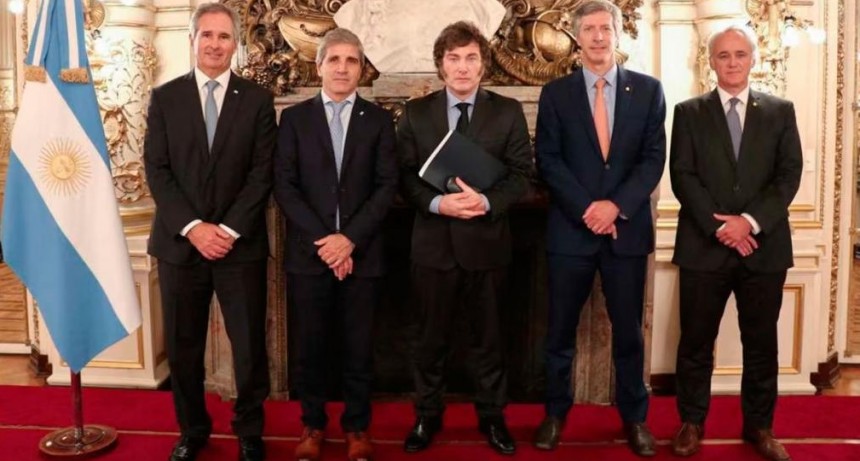 Con tres medidas coordinadas, el Gobierno pone en marcha su plan para sumar dólares y abrir el cepo