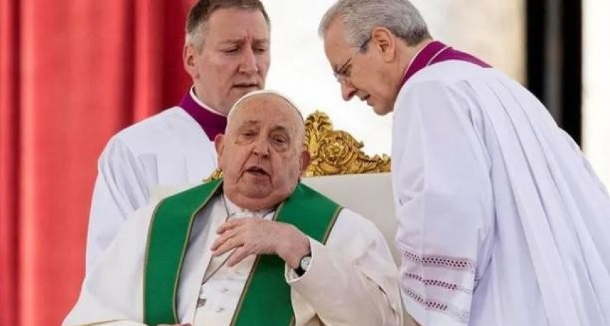 El papa Francisco interrumpió su homilía por dificultades en la respiración