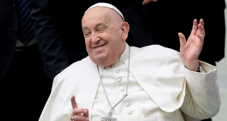 Francisco envió un mensaje escrito desde su internación: “Continúo con confianza; recen por mí”