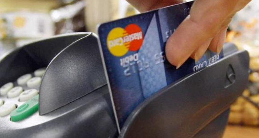 Ya se puede pagar en dólares con tarjeta de débito y QR