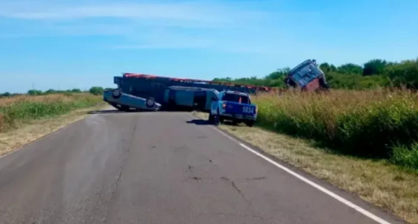 Volc&oacute; un cami&oacute;n con diez autos 0 km en Ruta 6 en Entre R&iacute;os