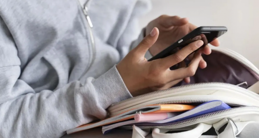 Menos pantallas, m&aacute;s v&iacute;nculos: el debate por la restricci&oacute;n del celular en la infancia y la adolescencia