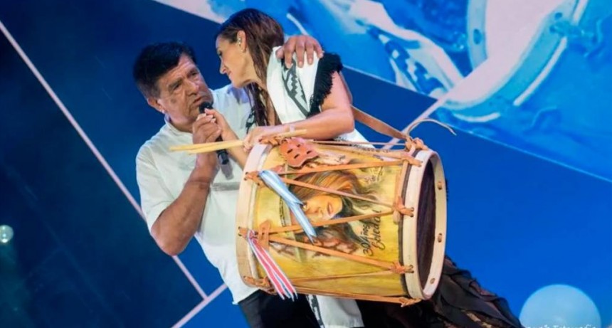 El Indio Froil&aacute;n Gonz&aacute;lez homenaje&oacute; a Soledad Pastorutti con un bombo leg&uuml;ero artesanal en Cosqu&iacute;n 2026