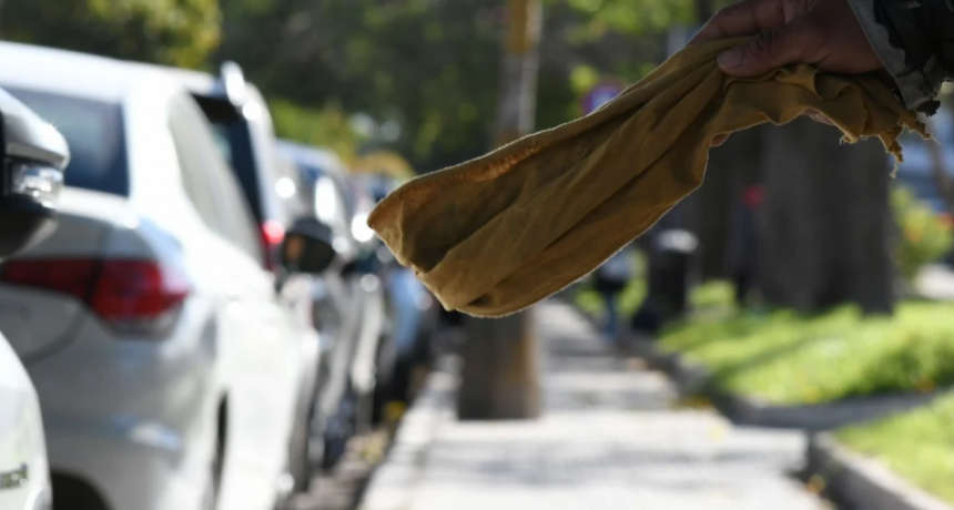 Los cuidacoches siguen en las calles y un nuevo hecho violento reabre el debate en Santa Fe