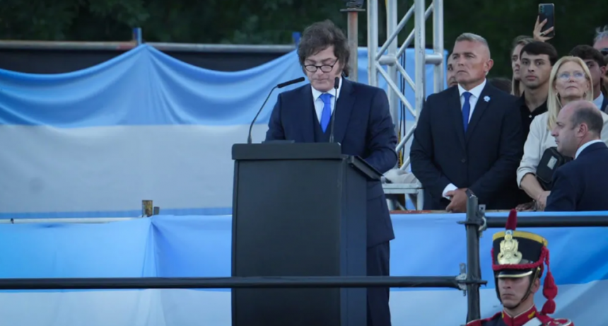 El discurso de Milei al entregar el sable a los Granaderos: "Se trata de la espada que trajo libertad"