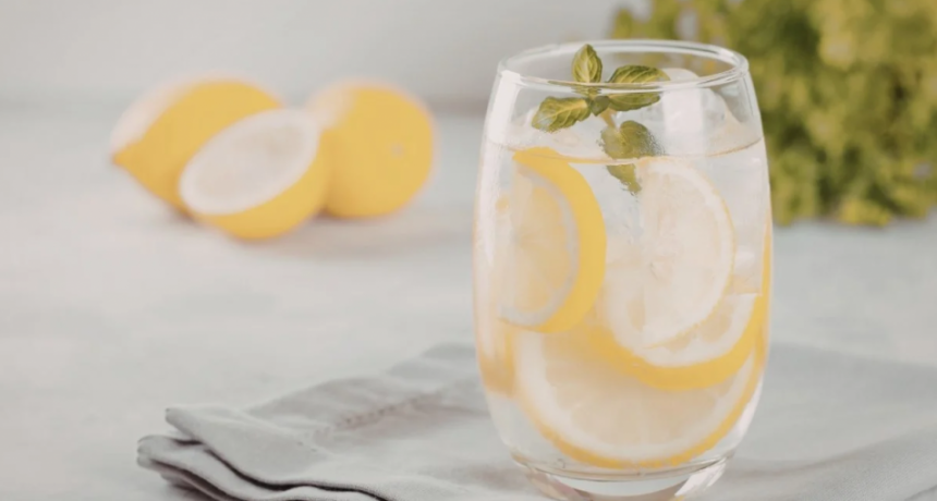 Agua con lim&oacute;n: qu&eacute; dice la ciencia sobre sus beneficios para la digesti&oacute;n y la salud