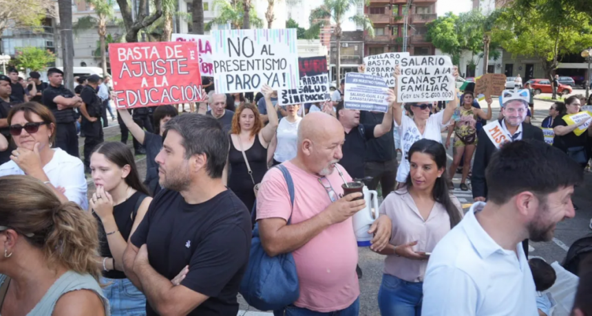 Un grupo de manifestantes autoconvocados reclam&oacute; por mejoras salariales frente a la Legislatura