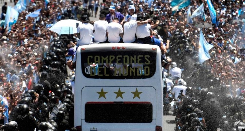 Micro descapotable para sentir el cariño de los hinchas: así será el operativo para la Selección Argentina