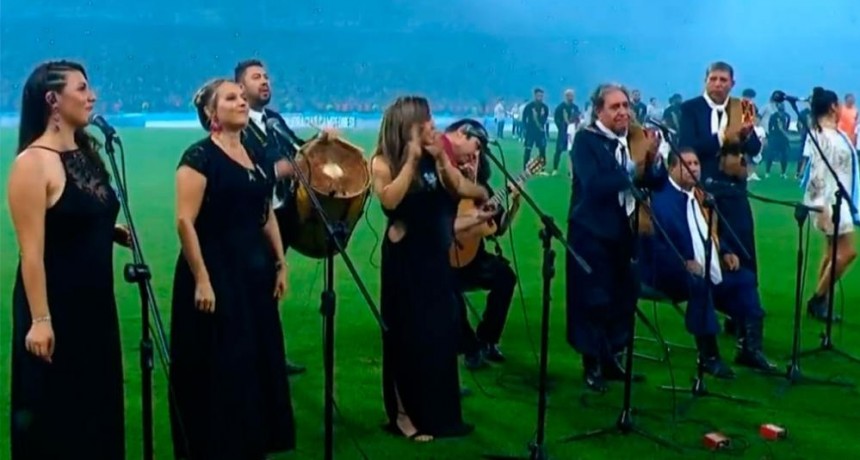 Orgullo santiagueño: el Himno Nacional sonó al ritmo de Néstor Garnica, Los Manseros y Mullieris