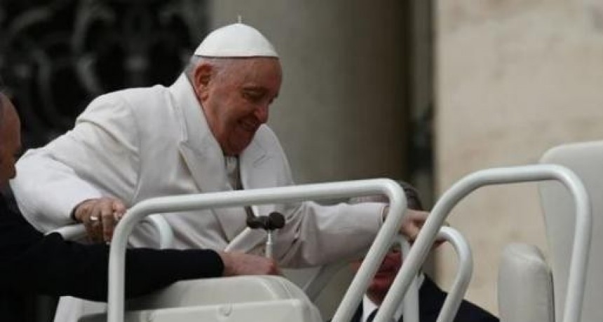El Papa permanecerá internado por una infección pulmonar