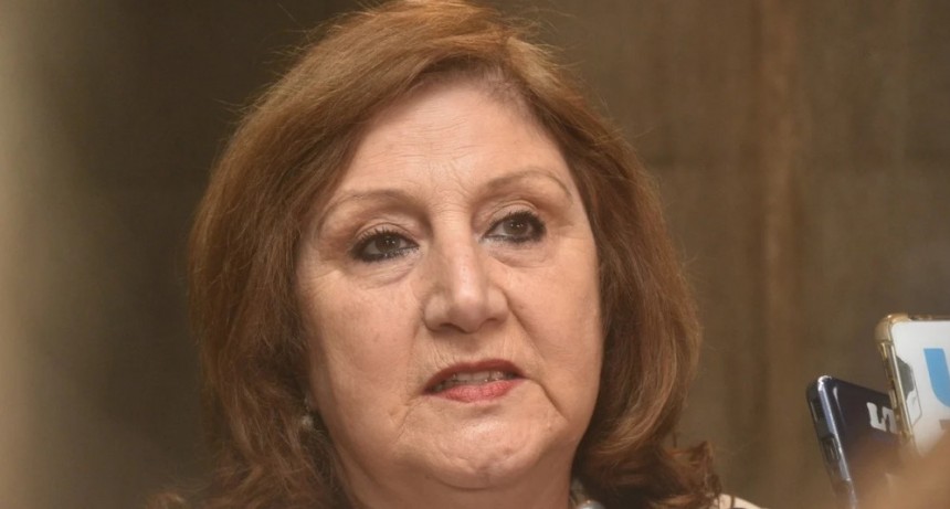Renunci&oacute; Adriana Cantero al Ministerio de Educaci&oacute;n