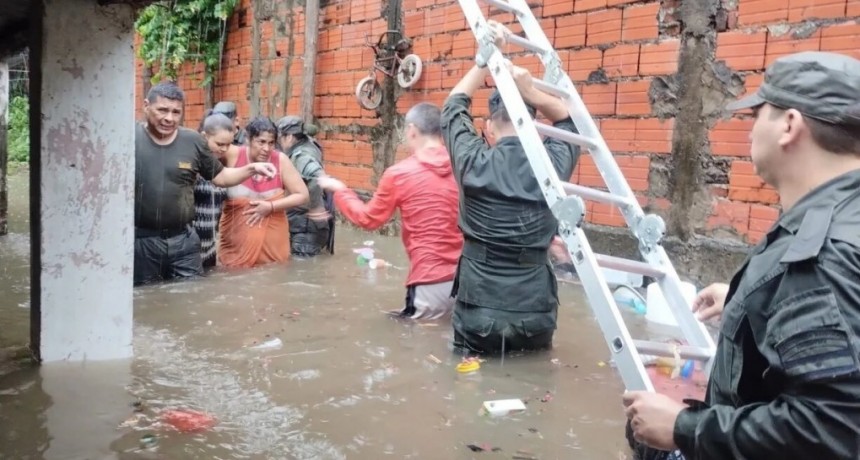 Un temporal azotó Corrientes dejando casas inundadas, autos bajo agua, voladura de techos y el derrumbe de un histórico mural 