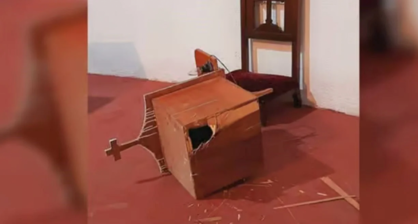 Robaron en una parroquia de Villa Ocampo y profanaron el sagrario con hostias consagradas