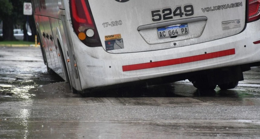 &iquest;Puede volcar un colectivo en la calle interna de la terminal de Santa Fe?