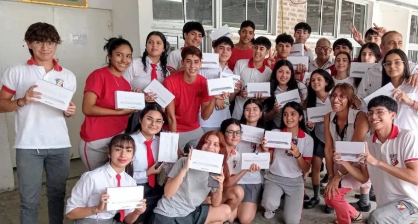 Entrega de tablets a alumnos del nivel secundario en Loreto 