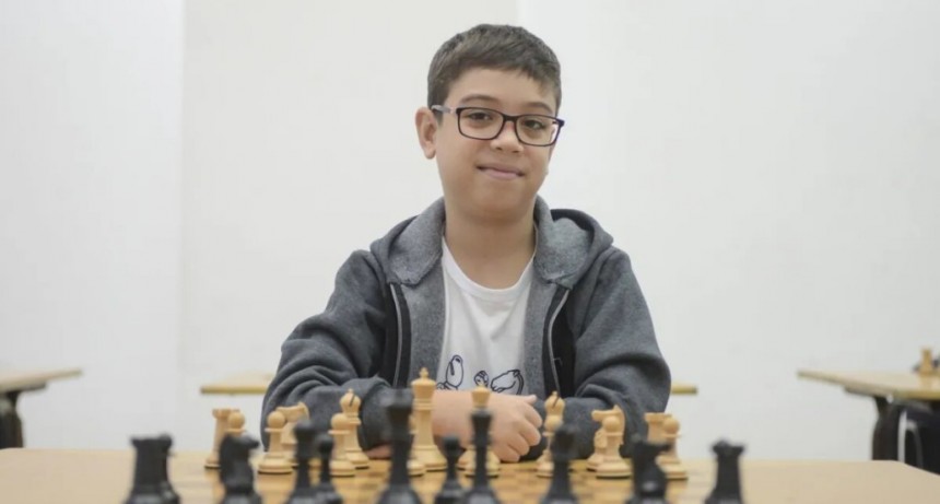 Quién es Faustino Oro, el niño argentino prodigio del ajedrez que derrotó al mejor jugador del mundo