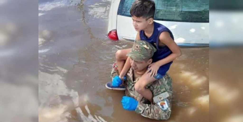 Sufrió la inundación de 2003 y ahora es rescatista en Bahía Blanca: la historia detrás de la foto viral