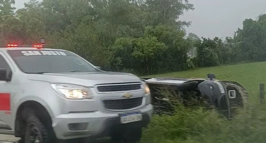 Por la intensa lluvia, una ambulancia volcó sobre la Ruta 11 a la altura de Emilia