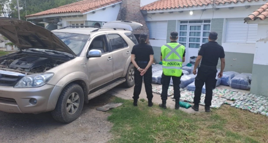 Detuvieron a una camioneta por maniobras peligrosas y encontraron un gran cargamento de hojas de coca