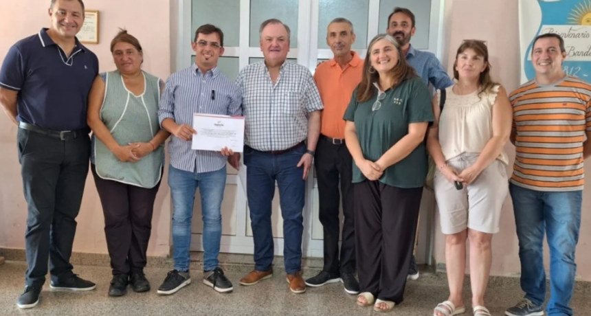 Michlig entregó aportes para la mejorar de infraestructura en escuelas de la ciudad de San Cristóbal