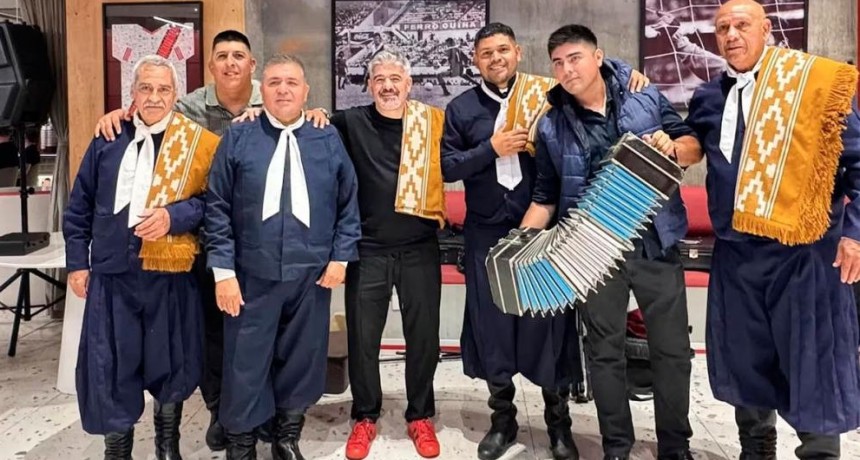 El Burrito Ortega y su eterno cariño por Santiago: festejó su cumpleaños cantando una emblemática canción de Los Manseros