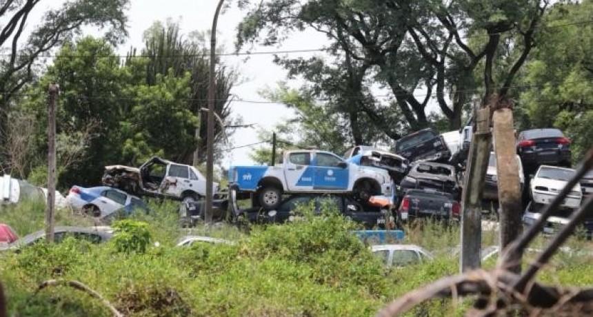 Compactarán todos los vehículos en desuso del ministerio de Seguridad