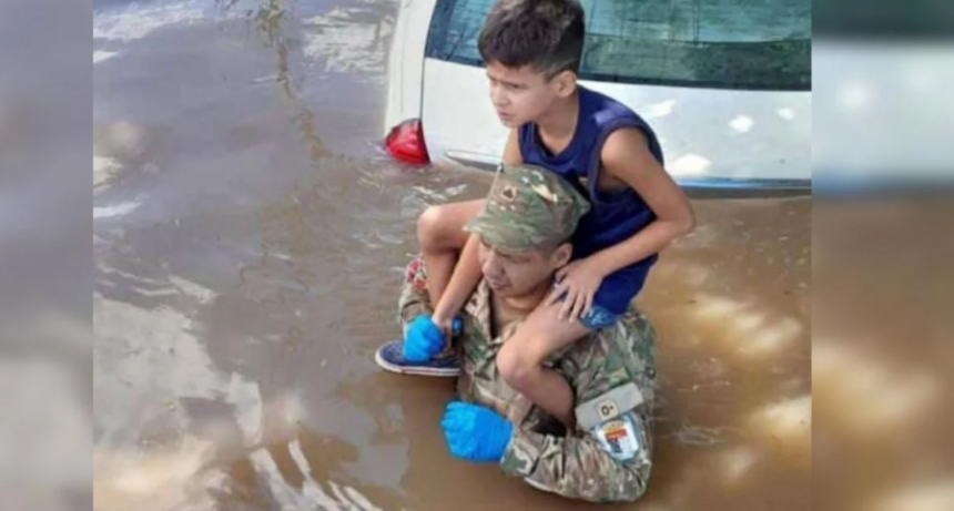 Sufrió la inundación de 2003 y ahora es rescatista en Bahía Blanca: la historia detrás de la foto viral
