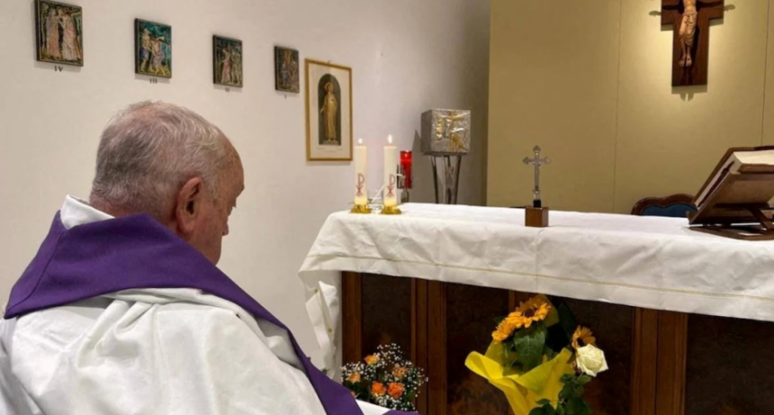 El Vaticano difundió la primera imagen del Papa Francisco, a más de un mes de su hospitalización