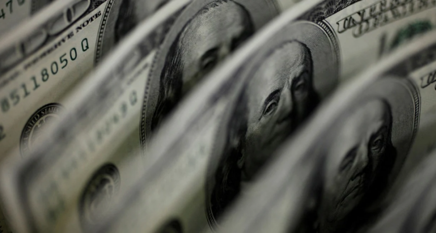 Escalaron los dólares paralelos, cayeron las reservas del BCRA y subió el riesgo país