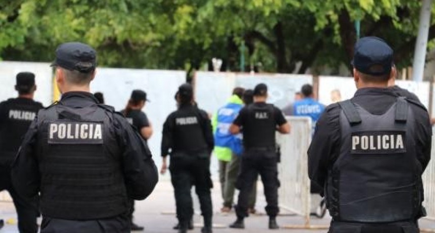 El Gobierno equipa a la Policía de Santa Fe con pistolas de electroshock y de proyectiles cinéticos