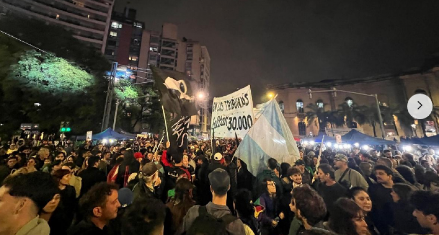 Una multitud marchó por el Día de la Memoria en una Córdoba gris y lluviosa