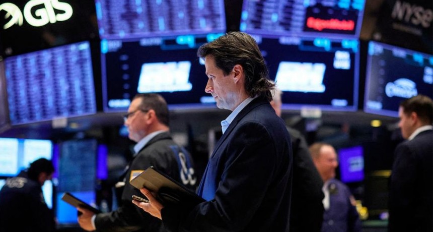 El dólar blue cerró en $1310 y cayeron las acciones argentinas por la incertidumbre con el FMI