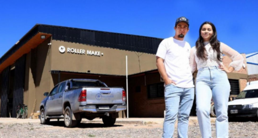 Repartían cortinas roller en moto y ahora tienen su propia fábrica