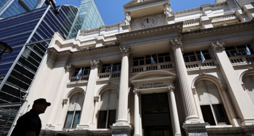 El BCRA vendió USD 192 millones en el mercado y las reservas volvieron a caer