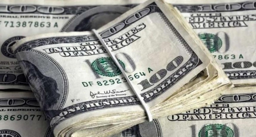 Fiebre por el d&oacute;lar: ahorristas y empresas compraron m&aacute;s de USD 3.700 millones