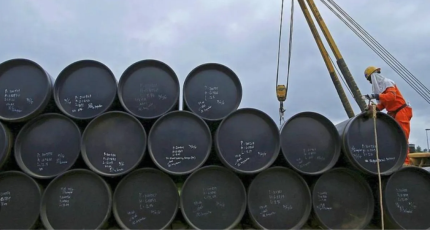 El petr&oacute;leo ya subi&oacute; un 16% y advierten que el combustible en Argentina podr&iacute;a aumentar hasta 10%