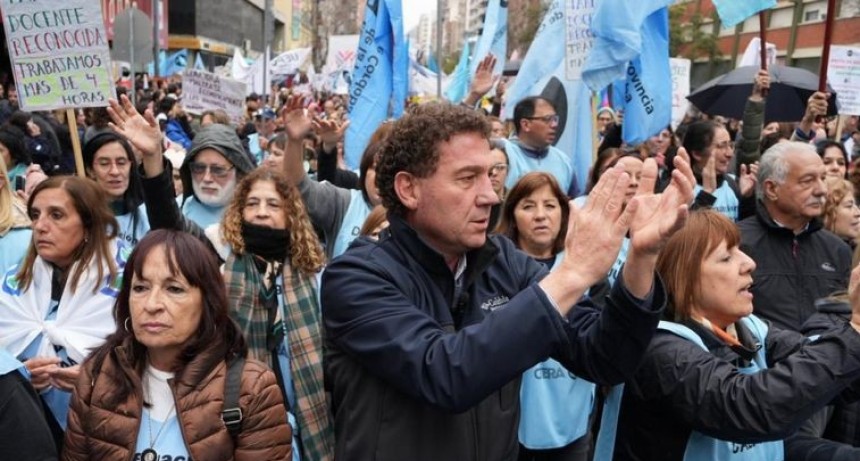 Bono para estatales de C&oacute;rdoba: $125 mil por cada hijo en edad escolar