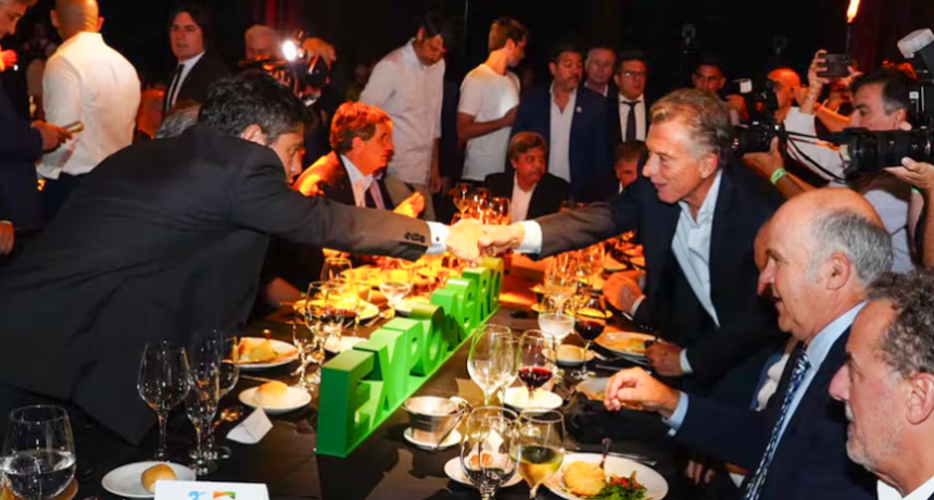 Cena de Expoagro: Macri se salud&oacute; con Kicillof, elogi&oacute; el rumbo de Milei y reiter&oacute; que hay que eliminar las retenciones