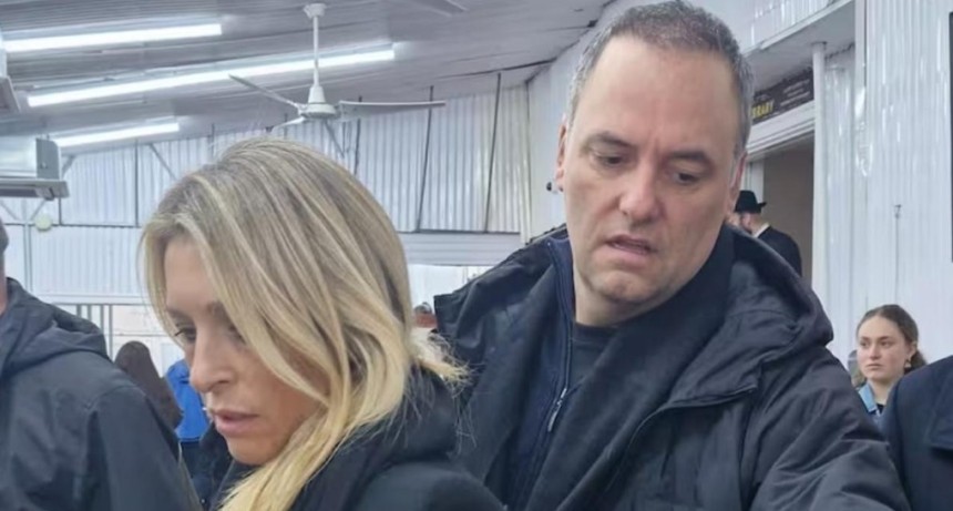 Derrap&oacute; Adorni: viaj&oacute; con su esposa a Nueva York en el avi&oacute;n presidencial