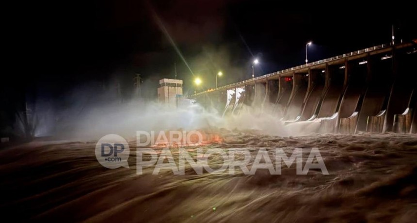 Video impactante: contin&uacute;a creciendo el ingreso de agua al Embalse R&iacute;o Hondo y mantienen la alerta por la crecida del R&iacute;o Dulce