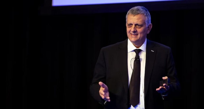 &ldquo;Los consumidores nos tienen que aplaudir&rdquo;: YPF defendi&oacute; la suba de la nafta