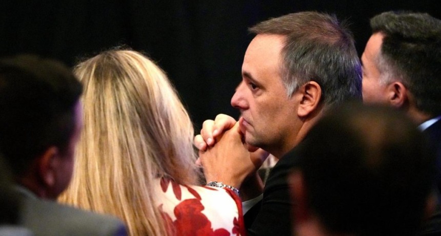 Vuelo de Adorni: declar&oacute; el piloto, aport&oacute; pruebas y complic&oacute; la versi&oacute;n oficial