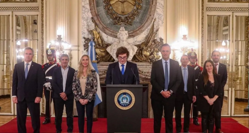 Fallo a favor de Argentina por YPF: un gol sobre la hora que salv&oacute; al Gobierno de una semana negra