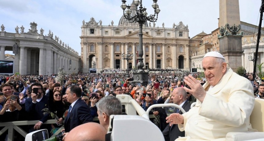 El Papa Francisco encabezó la misa del Domingo de Ramos tras recibir el alta