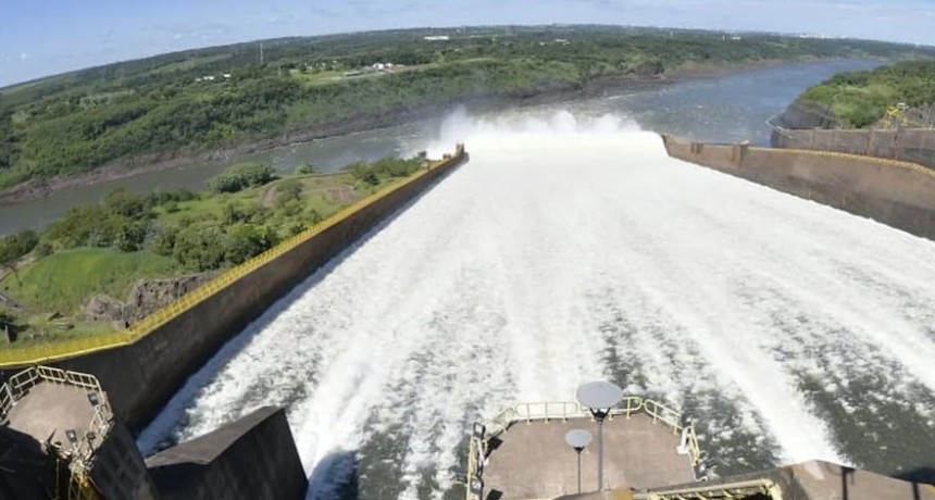 Con el río Paraná en condiciones normales, Itaipú repite la apertura de compuertas