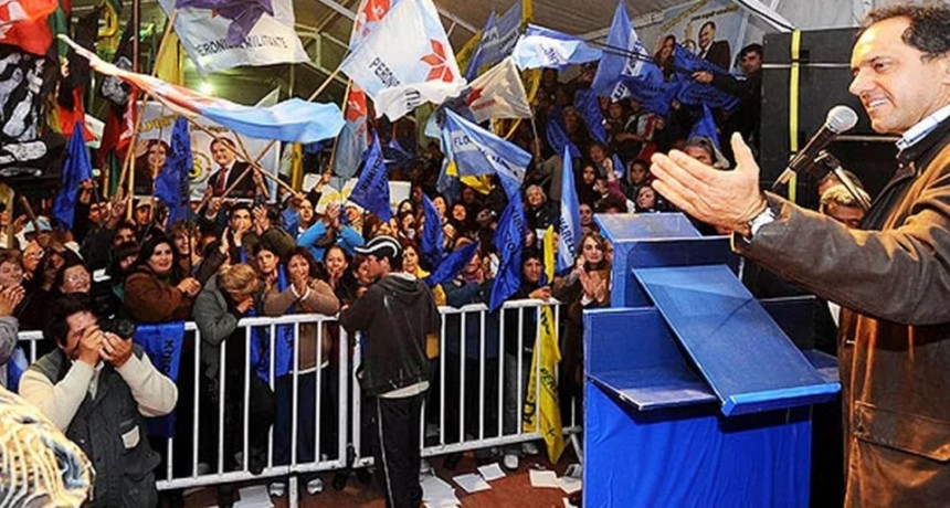 Los movimientos sociales del oficialismo evalúan apoyar a Daniel Scioli como candidato presidencial en las PASO